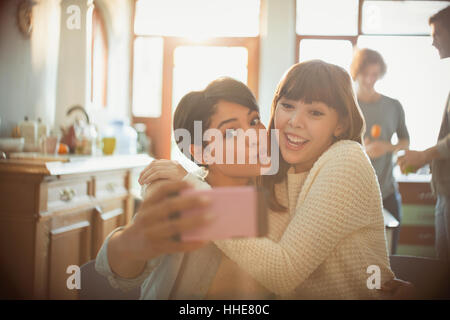 Giocoso giovani amici prendendo selfie con la fotocamera del telefono facendo una faccia Foto Stock