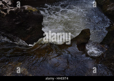 Fiume Irfon cascate, Abergwesyn, vicino a Llanwrtyd Wells, Powys, Wales, Regno Unito. Foto Stock