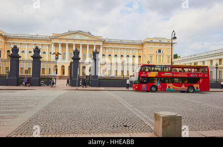 Double Decker bus panoramico al di fuori del Museo Russo, Gostinyy Dvor, San Pietroburgo Russia Foto Stock