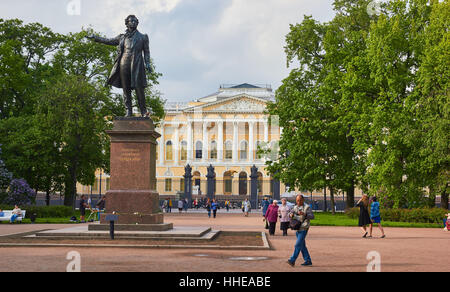 1957 la statua di Pushkin di Michail Anikushin e sullo sfondo il Museo Russo Piazza delle Arti, Gostinyy Dvor, San Pietroburgo Russia Foto Stock