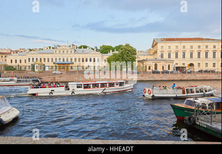 Il barocco Palazzo Sheremetev sul fiume Fontanka e crociera barche, Gostinyy Dvor, San Pietroburgo Russia. Foto Stock