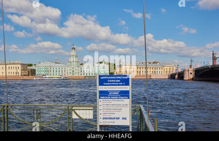 Segno per le crociere sul fiume Neva in russo ed inglese con Kunstkammer Museo in background, San Pietroburgo Russia Foto Stock