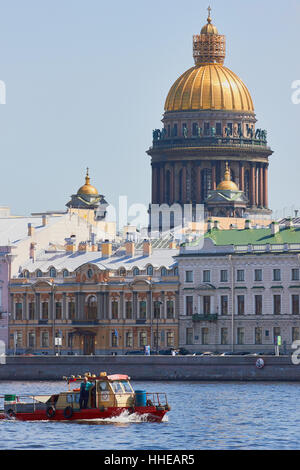 Barca sul fiume Neva e di San Isacco, la cattedrale di San Pietroburgo Russia Foto Stock