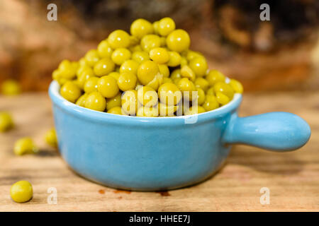 Cotto a vapore e refrigerati piselli verdi pronti a mangiare. Dolce e fresco al gusto. Qui in un piccolo blu ghisa smaltata pot. Foto Stock