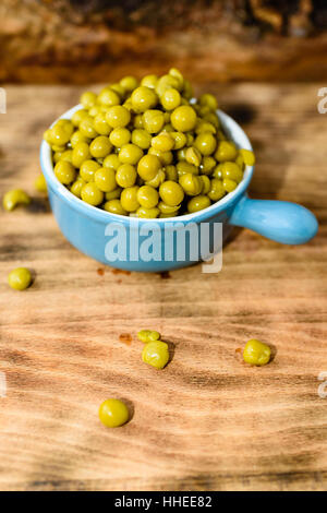 Cotto a vapore e refrigerati piselli verdi pronti a mangiare. Dolce e fresco al gusto. Qui in un piccolo blu ghisa smaltata pot. Foto Stock