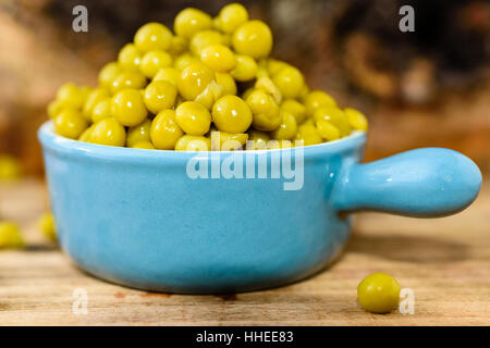 Cotto a vapore e refrigerati piselli verdi pronti a mangiare. Dolce e fresco al gusto. Qui in un piccolo blu ghisa smaltata pot. Foto Stock