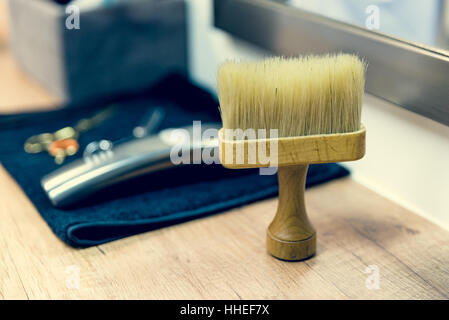 Alcuni barbiere's tools con la spazzola sul desktop Foto Stock