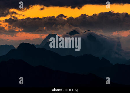Montagne del Wetterstein, nuvole scure di sunrise, Elemen, Lechtal, Bezirk Reutte, Tirolo, Austria Foto Stock