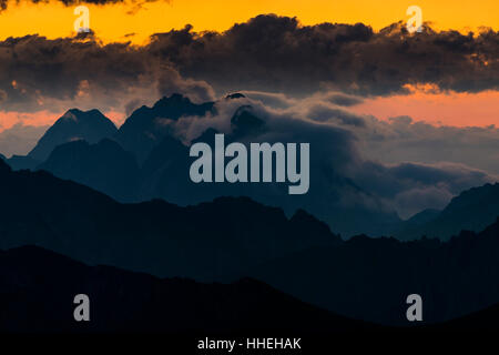 Montagne del Wetterstein, nuvole scure di sunrise, Elemen, Lechtal, Bezirk Reutte, Tirolo, Austria Foto Stock
