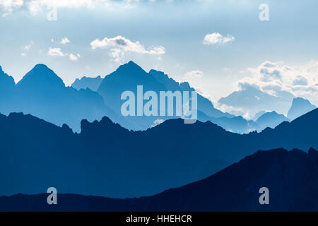 Ehrwald montagne in blu nebbia di mattina, Elemen, Lechtal, Bezirk Reutte, Tirolo, Austria Foto Stock