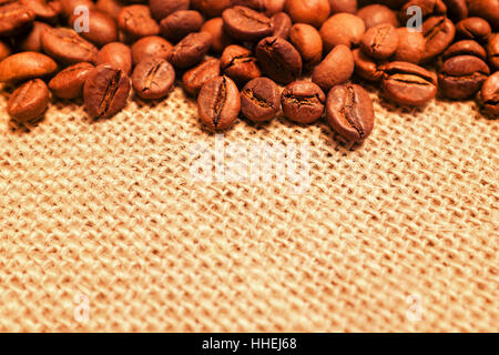 I chicchi di caffè su tela lo sfondo Foto Stock