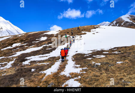 MUNCH-SARDYK, BURYATIA, Russia - aprile 30.2016: gli arrampicatori su una collina di fronte di approccio al piede della montagna. Vacanze attive in Sayan orientale Foto Stock