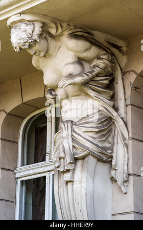 Scultura di Atlas sulla facciata del vecchio edificio. Foto Stock