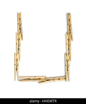 Lettera U in legno clothespins isolato su bianco Foto Stock