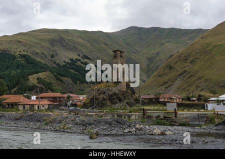 Guardare la medievale torre nel villaggio di Sn (Sno castello), Kazbegi regione, Georgia Foto Stock