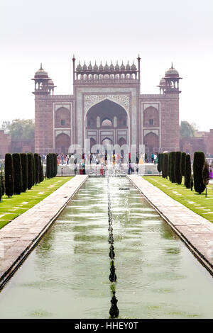 Guardando indietro al cancello principale dal Taj Mahal Foto Stock