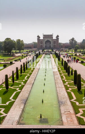 Guardando indietro al cancello principale dal Taj Mahal Foto Stock