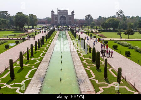 Guardando indietro al cancello principale dal Taj Mahal Foto Stock