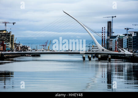 Dal fiume Liffey Samuel Beckett bridge Foto Stock