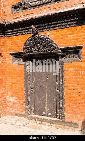 Antiquariato in legno intagliato Cortile di gate della Kumari Bahal in Kathmandu Durbar Square, Nepal Foto Stock