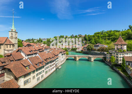 Un ampio angolo di vista del fiume Aare, Сhurch, il ponte e le case con sui tetti della città di Berna, Svizzera Foto Stock