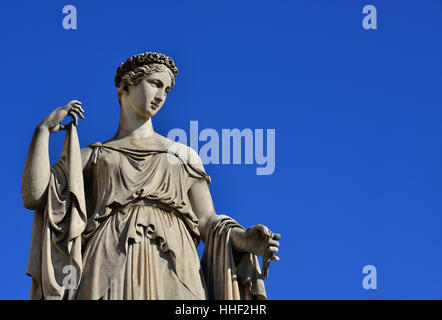 Antico romano o dea greca statua in marmo (con copia spazio) Foto Stock