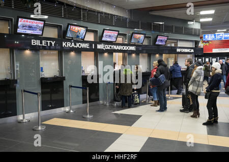 La gente compra y biglietti presso la Ferrovia Ufficio Biglietteria Foto Stock