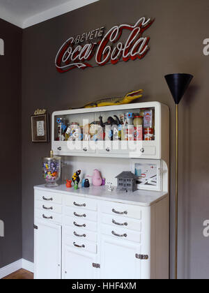 Vecchia cucina italiana a buffet con un sacco di oggetti Foto Stock