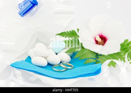 Gioielli, gioielleria, hibiscus, anelli fedi, coriandoli, matrimonio, vita Foto Stock