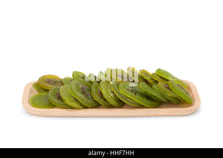 Kiwi frutta secca in woodenware isolato su sfondo bianco con tracciato di ritaglio Foto Stock