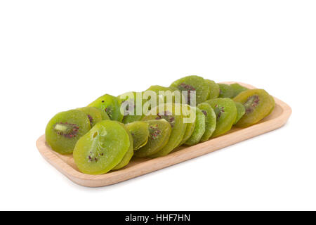 Kiwi frutta secca in woodenware isolato su sfondo bianco con tracciato di ritaglio Foto Stock