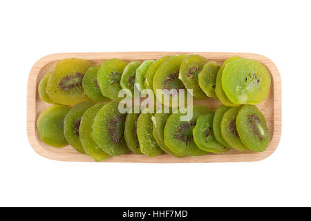 Kiwi frutta secca in woodenware isolato su sfondo bianco con tracciato di ritaglio Foto Stock