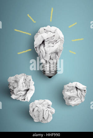 Idea concetto, lampadina con la carta stropicciata Foto Stock