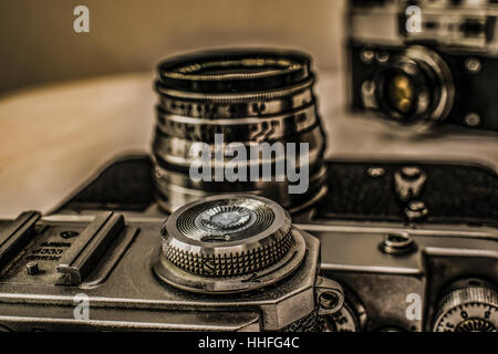 Vecchio classico russo una pellicola analogica fotocamere con controlli manuali su tela sporca con look vintage Foto Stock