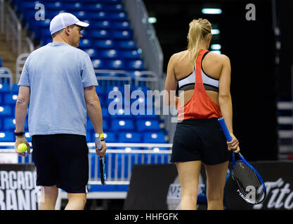 SAN JUAN, PORTO RICO - 15 dicembre : Maria Sharapova avanti pratiche del 2016 Monica Puig Invitational tennis exhibition Foto Stock