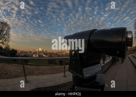 Londra, UK 18 gennaio 2017 bello il pomeriggio e la sera presto a Greenwich, Londra. Il telescopio e la vista di Londra, prese con un obiettivo fisheye. Credito: carol moiré/Alamy Live News Foto Stock