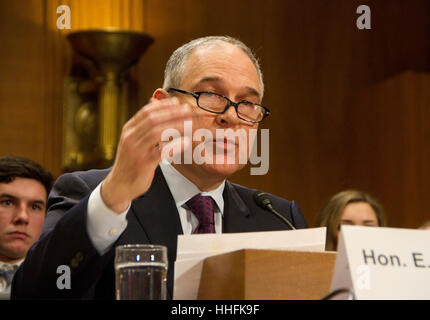 Washington dc, Stati Uniti d'America. Xviii gennaio 2017. oklahoma Attorney General scott pruitt, presidente eletto Donald Trump la scelta di testa l'agenzia per la protezione ambientale, testimonia durante la sua audizione di conferma prima che il comitato del Senato sull ambiente e opere pubbliche su Capitol Hill gennaio 18, 2017 a Washington, DC. pruitt è previsto per affrontare duro interrogatorio circa la sua presa di posizione sul cambiamento climatico e il legame con l'industria del petrolio e del gas. Credito: pixelpro/alamy live news Foto Stock