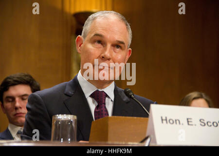 Washington dc, Stati Uniti d'America. Xviii gennaio 2017. oklahoma Attorney General scott pruitt, presidente eletto Donald Trump la scelta di testa l'agenzia per la protezione ambientale, testimonia durante la sua audizione di conferma prima che il comitato del Senato sull ambiente e opere pubbliche su Capitol Hill gennaio 18, 2017 a Washington, DC. pruitt è previsto per affrontare duro interrogatorio circa la sua presa di posizione sul cambiamento climatico e il legame con l'industria del petrolio e del gas. Credito: pixelpro/alamy live news Foto Stock