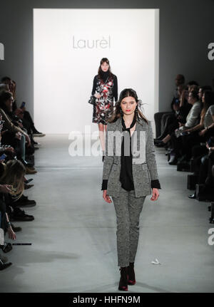 Berlino, Germania. 18 gennaio, 2017. Un modello consente di visualizzare una creazione di moda tedeschi alloro etichetta durante la Mercedes-Benz la settimana della moda di Berlino Autunno/Inverno 2017 a Berlino, capitale della Germania. Credito: Shan Yuqi/Xinhua/Alamy Live News Foto Stock
