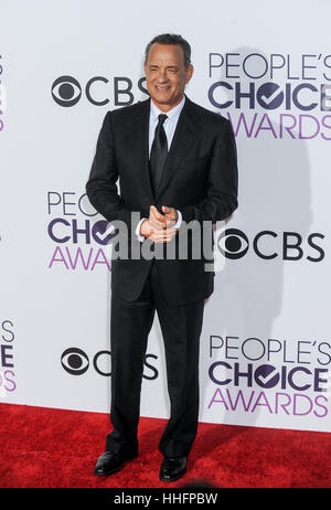 Los Angeles, Stati Uniti d'America. 18 gennaio, 2017. Tom Hanks arriva per il People's Choice Awards presso il Microsoft Theatre di Los Angeles. Credito: Zhang Chaoqun/Xinhua/Alamy Live News