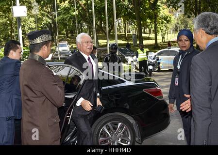 Kuala Lumpur, Malesia. Xix gen, 2017. Malaysia Il Primo Ministro Najib Razak arrivati al Centro Congressi di Kuala Lumpur per l'Organizzazione della Cooperazione Islamica (OIC) riunione per discutere i Rohingya musulmani crisi su gennaio 19, 2017 a Kuala Lumpur, Malesia. Credito: Chris Jung/ZUMA filo/Alamy Live News Foto Stock