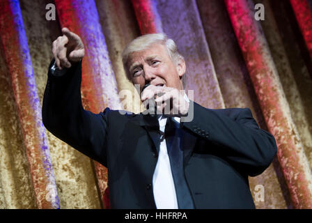 Presentare se stesso e i membri del suo gabinetto di diplomatici stranieri. Xvii gen, 2017. Stati Uniti President-Elect Donald Trump offre commento al Presidente Global cena, a Andrew W. Mellon Auditorium di Washington il 17 gennaio 2017. L'invito solo black tie-evento è una chance per Trump per presentare se stesso e i membri del suo gabinetto di diplomatici stranieri. Credito: Kevin Dietsch/Piscina via CNP - nessun filo SERVICE - foto: Kevin Dietsch/consolidato/Piscina/dpa/Alamy Live News Foto Stock