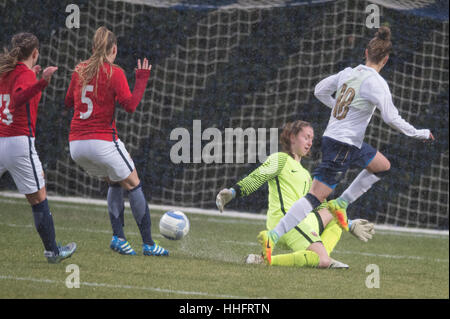 Firenze, Italia. Xiii gen, 2017. Asia Bragonzi (ITA) Calcio/Calcetto : Asia Bragonzi dell Italia segna un punto durante la donna Internaitonal amichevole tra U-17 Italia 2-0 U-17 Norvegia a Coverciano in Firenze, Italia . Credito: Maurizio Borsari/AFLO/Alamy Live News Foto Stock