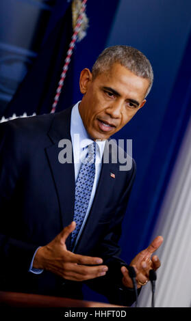 Washington, USA. 18 gennaio, 2017. Il Presidente degli Stati Uniti Barack Obama dà la sua ultima conferenza stampa nella press briefing room della Casa Bianca di Washington, DC, 18 gennaio 2017. Credito: Aude Guerrucci/Piscina via CNP - nessun filo SERVICE - foto: Aude Guerrucci/consolidato/dpa/Alamy Live News Foto Stock