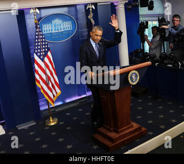 Washington, USA. 18 gennaio, 2017. Il Presidente degli Stati Uniti Barack Obama dà la sua ultima conferenza stampa nella press briefing room della Casa Bianca di Washington, DC, 18 gennaio 2017. Credito: Aude Guerrucci/Piscina via CNP - nessun filo SERVICE - foto: Aude Guerrucci/consolidato/dpa/Alamy Live News Foto Stock