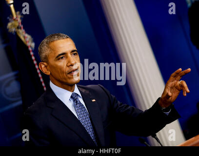 Washington, USA. 18 gennaio, 2017. Il Presidente degli Stati Uniti Barack Obama dà la sua ultima conferenza stampa nella press briefing room della Casa Bianca di Washington, DC, 18 gennaio 2017. Credito: Aude Guerrucci/Piscina via CNP - nessun filo SERVICE - foto: Aude Guerrucci/consolidato/dpa/Alamy Live News Foto Stock