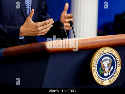 Washington, USA. 18 gennaio, 2017. Il Presidente degli Stati Uniti Barack Obama dà la sua ultima conferenza stampa nella press briefing room della Casa Bianca di Washington, DC, 18 gennaio 2017. Credito: Aude Guerrucci/Piscina via CNP - nessun filo SERVICE - foto: Aude Guerrucci/consolidato/dpa/Alamy Live News Foto Stock