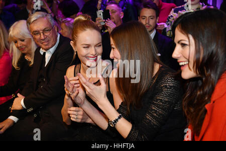 Noi attrice americana Kate Bosworth (L-R) e le attrici Alexandra Maria Lara e Bettina Zimmermann al di fuori del sito per mostrare l'etichetta Marc Caino a Berlino, Germania, 17 gennaio 2017. Foto: Jens Kalaene/dpa-Zentralbild/ZB Foto Stock