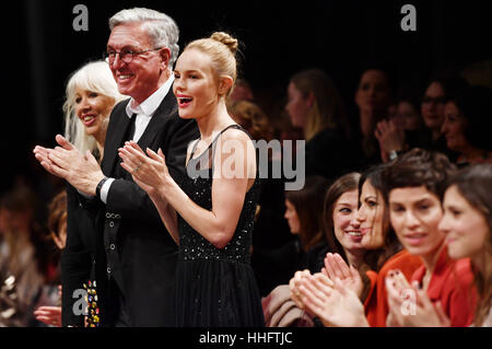 Noi attrice americana Kate Bosworth (C) e gli altri ospiti della off-site show per l'etichetta Marc Caino a Berlino, Germania, 17 gennaio 2017. Foto: Jens Kalaene/dpa-Zentralbild/ZB Foto Stock