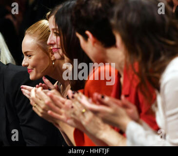 Noi attrice americana Kate Bosworth (L) e l'attrice Alexandra Maria Lara (2.f.l) a off-site show per l'etichetta Marc Caino a Berlino, Germania, 17 gennaio 2017. Foto: Jens Kalaene/dpa-Zentralbild/ZB Foto Stock